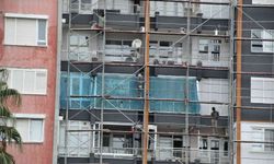 İnşaat işçilerinin 15 katlı binada güvenlik önlemi olmadan çalışmaları yürekleri ağza getirdi