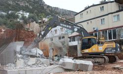 Kaçak yapı belediye ekipleri tarafından yıkıldı
