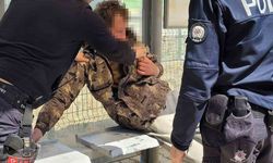 Toprak yığınına çarpan otomobil hurdaya döndü: 1’i ağır 2 yaralı