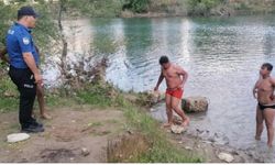 Ölüme yüzen çocuklara polis müdahalesi