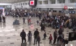Tatilciler oy vermek için havalimanına koştu