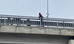 Köprülü kavşak üzerinde intihar girişimi: Polisler yaklaştı o uzaklaştı