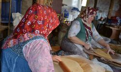 Antalyalı kadınların erişte kesme ve dibek taşında buğday dövme geleneği