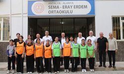 Başkan Erdem öğretmenlere çiçek, öğrencilere top hediye etti