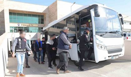 Antalya’da eş zamanlı operasyonlarda aranan 60 şahıs yakalandı