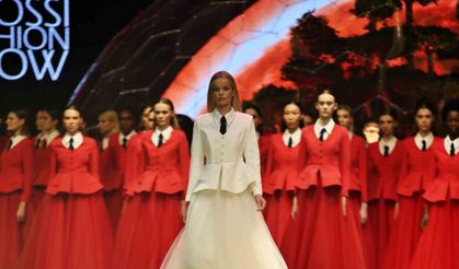 Antalya’da güzeller geçidi: Dünyaca ünlü modeller Antalya’da podyuma çıktı