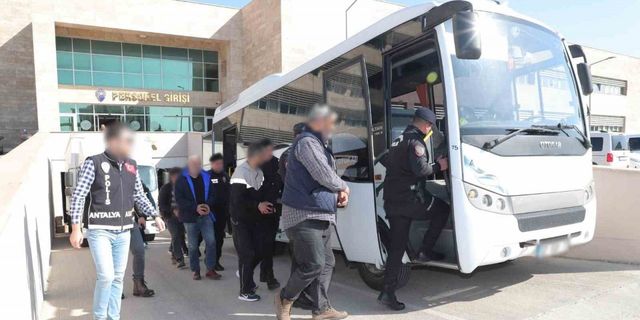 Antalya’da eş zamanlı operasyonlarda aranan 60 şahıs yakalandı