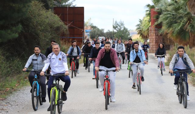 BAŞKAN TAVLI ÜNİVERSİTE ÖĞRENCİLEYLE PEDAL ÇEVİRDİ