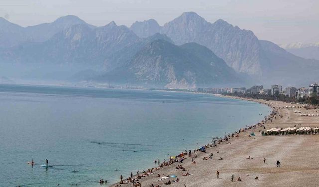 Antalya’da vatandaşlar oylarını kullandıktan sonra Konyaaltı sahile akın etti
