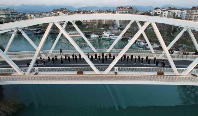 Manavgat Belediyesi’nden Kadınlar Günü’nde köprü üstünde halaylı kutlama