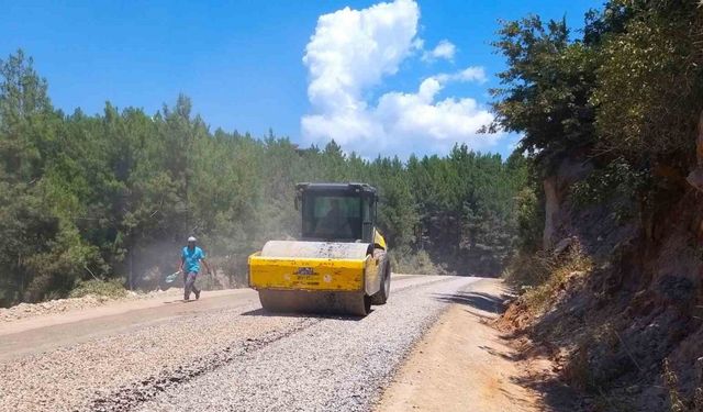 Alanya Belediyesi’nden 4 mahalleyi bağlayan yolda asfalt çalışması