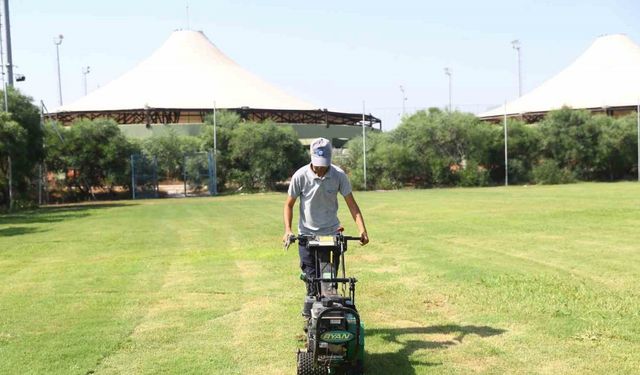 Antalya’nın yeşil alanlarına rulo çim desteği