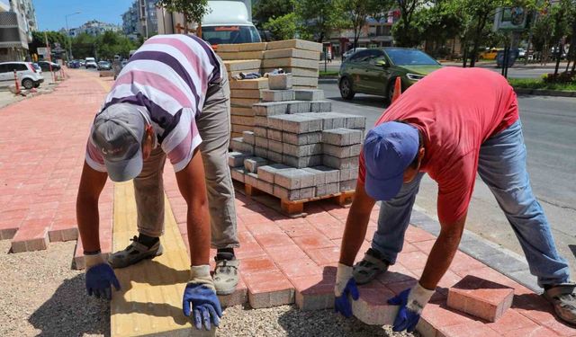 Büyükşehir Mevlana Caddesi’nde kaldırımları yeniliyor