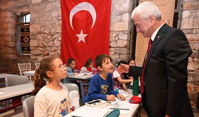 Finike Belediyesi kurslarında vatandaşlar hem eğleniyor hem öğreniyor