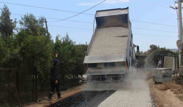 Finike’de 3 mahallede sathi kaplama asfalt çalışması