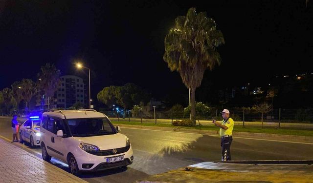 Kadını darp ederken kendisine müdahale eden polise mukavemette bulundu