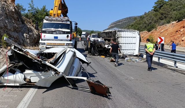 Kamyon tıra arkadan çarptı, ortalık savaş alanına döndü: 1 ölü