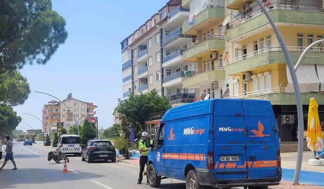 Kargo aracının açılan kapısı motosiklet sürücüsünü hastanelik etti: 1 yaralı