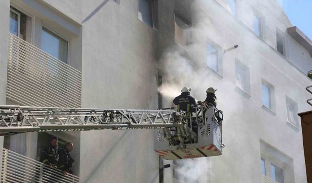 Klima motoru büyük bir gürültü ile patladı, apartman sakinleri panik yaşadı