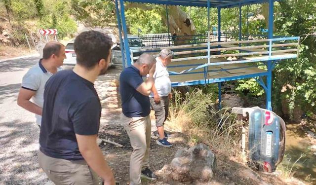 Komşularının cenaze namazına giden baba oğul dereye uçan araçta yaralandı