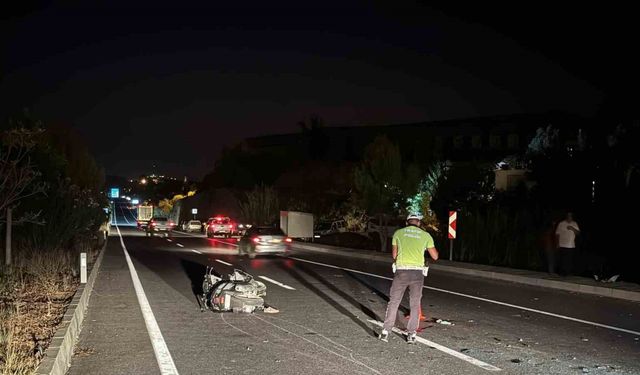 Motosikletle araca çarpıp yere düşen gence, yerde yatarken başka bir araç çarptı