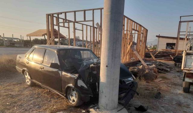 Otomobil direğe çarptı, kaza güvenlik kamerasına yansıdı: 1 yaralı