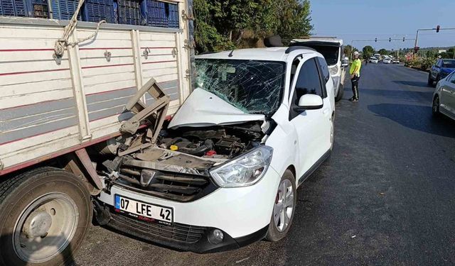 Portakal yüklü kamyona ‘ok’ gibi saplanan araç güçlükle bulunduğu yerden çıkarıldı