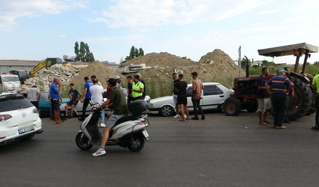 Test sürüşünde freni boşalan traktör park halindeki araçlara çarparak durabildi