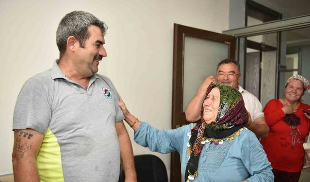 Yaşlı kadının kaybettiği altınları bulup onu sevinç gözyaşlarına boğan personele altın ödülü