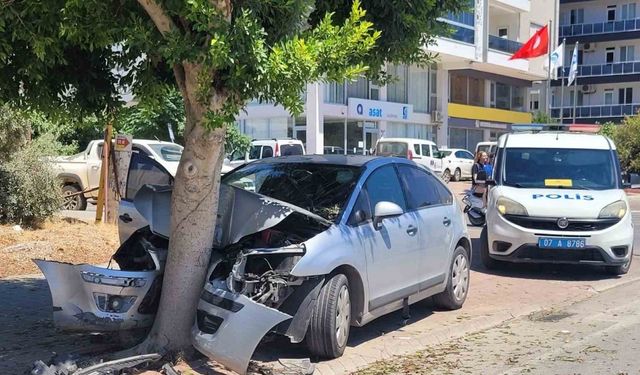 Ağaca çarpan otomobil hurdaya döndü, sürücü kazayı yaralanmadan atlattı