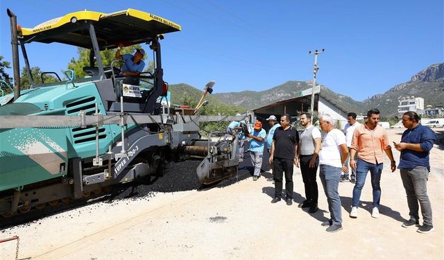 Alanya Belediyesi’nden Oba Mahallesi’ne sıcak asfalt