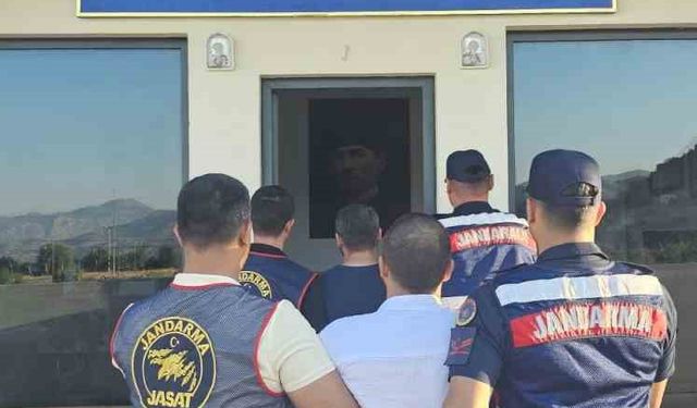 Antalya’da 12 yıl 6 ay hapis cezasıyla aranan 2 aranan şahıs yakalandı