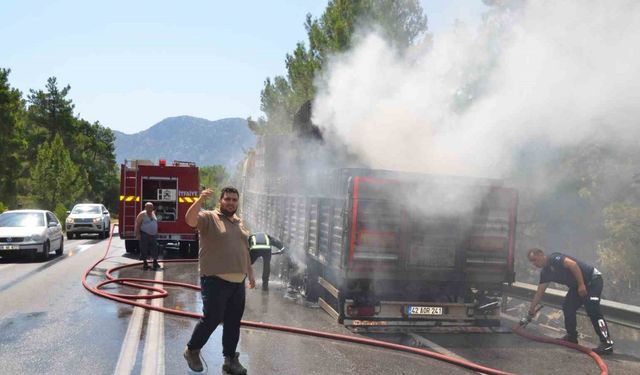 Antalya’da briket yüklü tırın dorsesi alev aldı