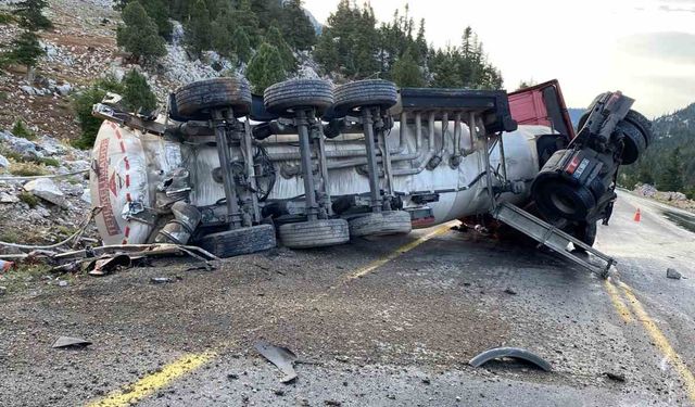 Antalya’da mazot yüklü tanker devrildi