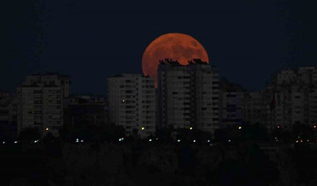 Antalya’da Süper Ay manzarası hayran bıraktı