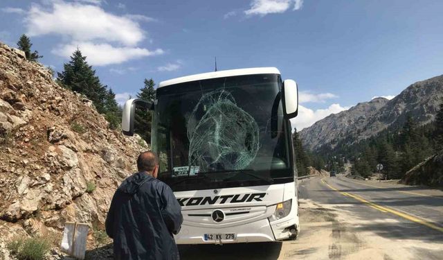 Yolcu otobüsünün bariyerlere çarptığı kaza ucuz atlatıldı