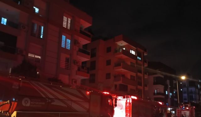 Dairede çıkan yangın apartman sakinlerini sokağa döktü