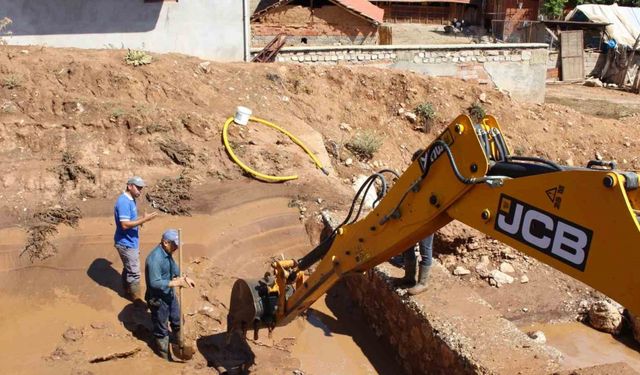 Elmalı’da su baskını yaşanan ev ve arazilerde hasar tespit çalışması yapıldı