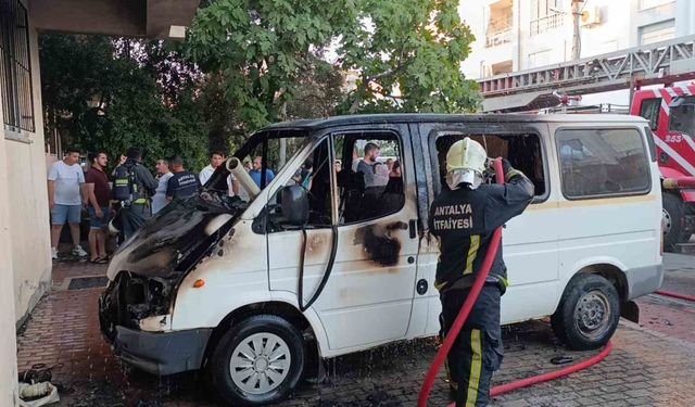 İnip park ettiği araç 5 dakika sonra alev alev yandı