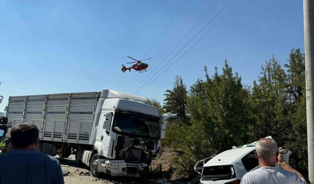 Kamyonla otomobil kafa kafaya çarpıştı: 1 ölü, 3 yaralı