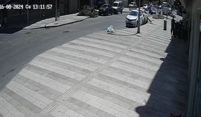 Kaza yapan motosiklet, aracın altından güçlükle çıkarıldı