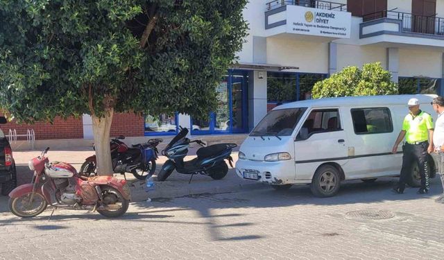 Motosiklet, minibüsün açılan kapısına çarptı: 2 yaralı