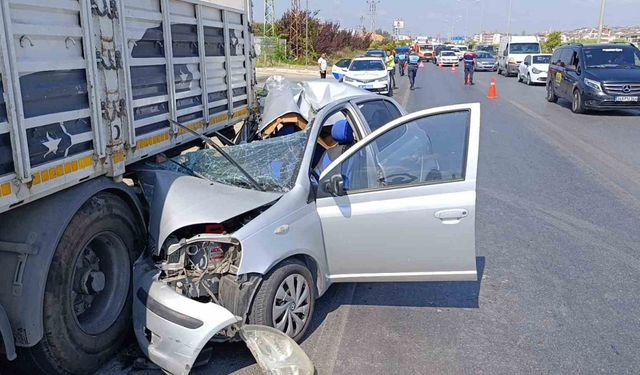 Otomobil park halindeki tıra çarptı, 21 yaşındaki genç kız yaşamını yitirdi