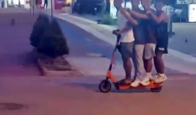 Scooter’a 4 kişi binerek kameraya poz verdiler