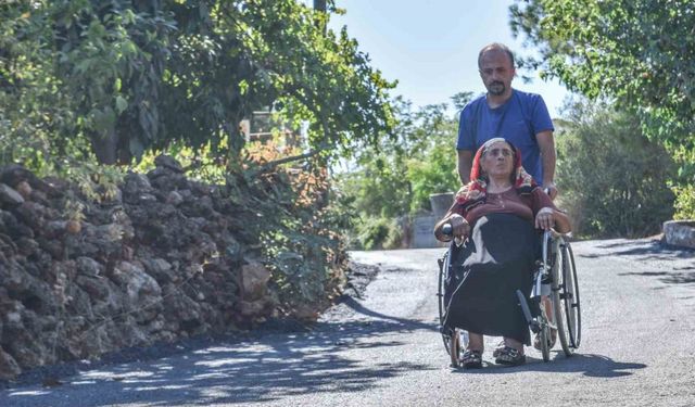 Tekerlekli sandalye ile hayatını sürdüren engelli vatandaş için sokağına özel asfalt döküldü