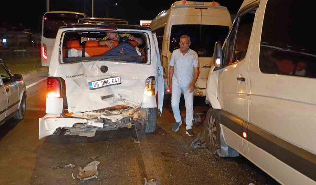 Tur minibüslerinin kazasında 4 araç hasar gördü, turistler büyük korku yaşadı