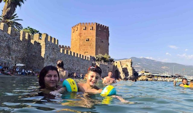 Alanya’da tarihi Kızılkule’nin gölgesinde deniz keyfi