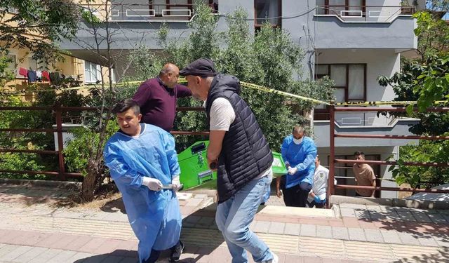 Annesini öldürüp elbise dolabında saklayan oğlunun davasından karar çıkmadı