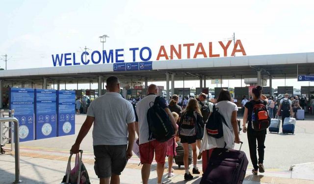 Antalya 8 ayda 12 milyon ziyaretçiye yaklaştı, yıl sonu beklentisi 17 milyon