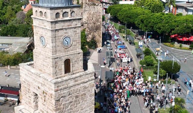 Antalya caddeleri Yörük Göçü’yle şenlendi